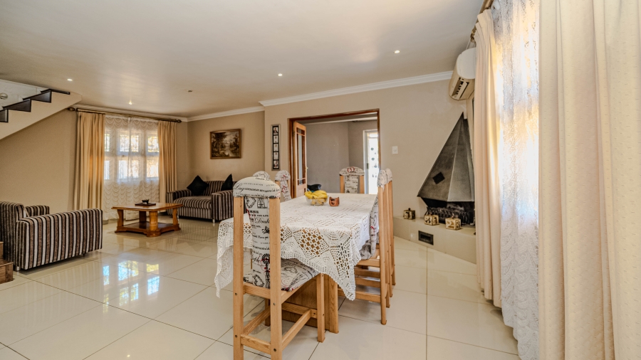 6 Bedroom Property for Sale in Vredekloof Heights Western Cape